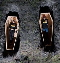 Cuatro tíos enterrados vivos para ver “Buried (Enterrado)”