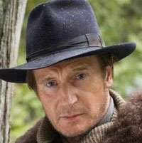 Liam Neeson rodeado de lobos