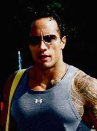 Dwayne Johnson trata de salvar a su hijo