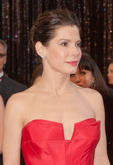 La rumbosa Sandra Bullock ayuda a Japón