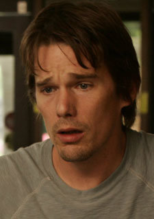 Ethan Hawke da unas pataditas al balón