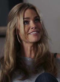 Denise Richards adopta a una niña