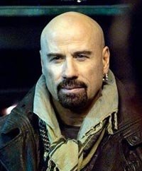 A Travolta le birlan el coche 