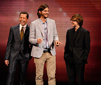Ashton Kutcher arrasa en su debut en "Dos hombres y medio"