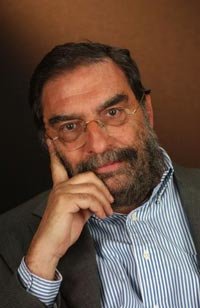 Enrique González Macho produce “Miel de naranjas”