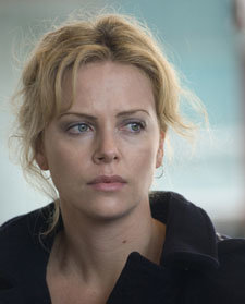 Charlize Theron madre en apuros