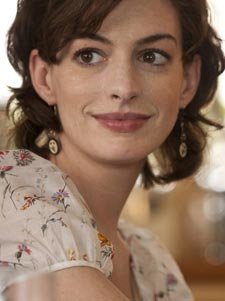 Anne Hathaway anuncia su compromiso
