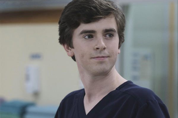 Freddie Highmore viene a España para atracar un banco
