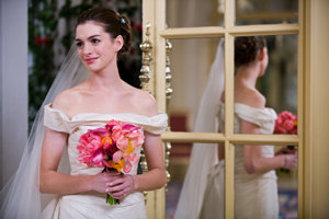 Anne Hathaway retrasa su boda por su pelo