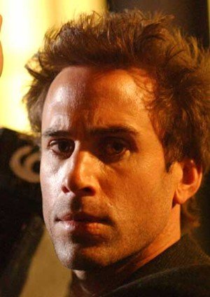 Joseph Fiennes y Morena Baccarin, en un film basado en una idea de Paco Plaza y Jaume Balagueró