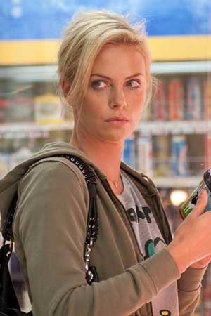 Charlize Theron y los vigilantes corruptos