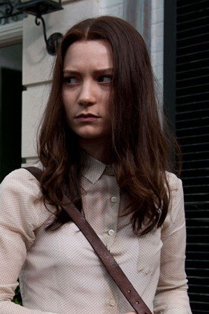 Mia Wasikowska ayudante de Juliette Binoche