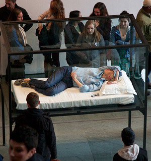 Tilda Swinton se echa una siesta en el MoMa