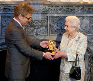 La reina y chica Bond Isabel II, premiada por el cine británico