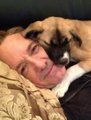 Kevin Spacey adopta un perro y lo llama Boston
