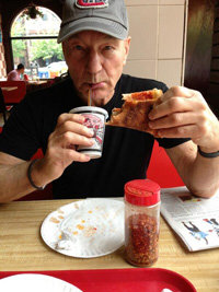 Ñam, ñam... Patrick Stewart de “Star Trek” se toma su primera porción de pizza