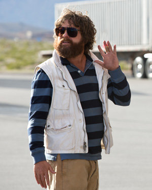 Zach Galifianakis filosofa sobre la tragedia del tornado de Oklahoma en la alfombra roja de “R3sacón
