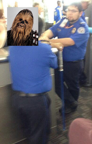 A Chewbacca no le dejan viajar con su bastón láser