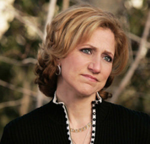Edie Falco, que fue Carmela Soprano en la pantalla, destrozada por la muerte de James Gandolfini