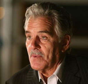 Dennis Farina, el secundario del bigote