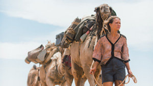 Venecia 2013, día 30: Mia Wasikowska del desierto, “Tracks” con 4 camellos + 1 perro