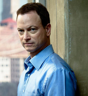 Gary Sinise acompaña a Michelle Obama a repartir pastas a los soldados