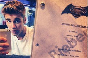 Justin Bieber aparece con el guión de "Batman vs. Superman" en una foto que revoluciona internet