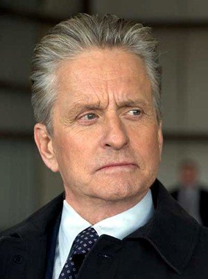 Michael Douglas y su ex esposa se quejan del aislamiento de su hijo en prisión