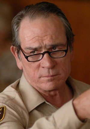 Tommy Lee Jones emula al gran John Wayne