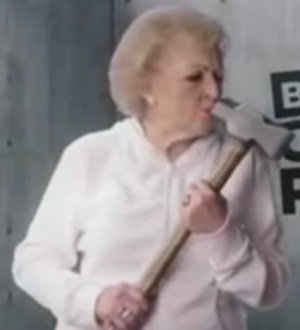 La anciana Betty White parodia a la provocativa Miley Cyrus para promocionarse