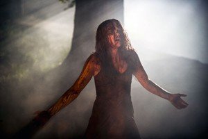 Los sustos a clientes de una cafetería se convierten en un vídeo viral de promoción de "Carrie"