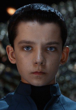 Asa Butterfield chantajea a Clive Owen en "King of the Kastle"