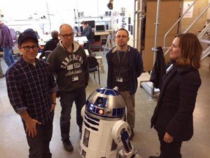 J.J. Abrams se fotografía con R2D2, el droide de "Star Wars"