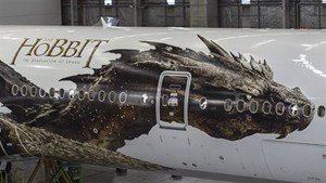 El dragón Smaug de "El hobbit" vuela por la Tierra Media en un avión