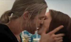 Elsa Pataki dobló a Natalie Portman en el beso final de “Thor”