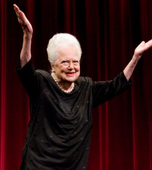 Olivia de Havilland hace pública la pena por la muerte de su hermana Joan Fontaine
