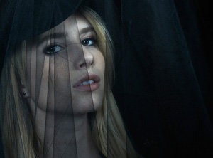 Emma Roberts, sobrina de Julia Roberts, comprometida con Evan Peters