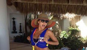 Eva Longoria, desesperada por una broma, comienza el año de vacaciones en Acapulco