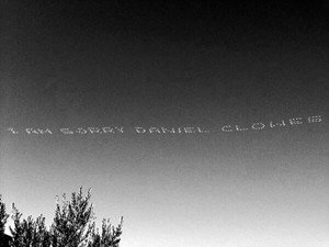 Shia LaBeouf se disculpa escribiendo en el cielo de Los Ángeles