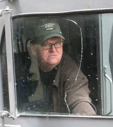 Michael Moore hace enemigos entre la izquierda