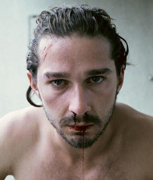 Shia Labeouf promociona “Nymphomaniac” con una bolsa en la cabeza