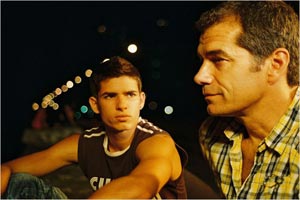 El diputado Toni Cantó nos enseña el trasero en el cine