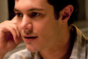 Adam Brody policía en la versión para cines de "CHiPS"
