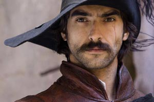 Triste primer vuelo del Alatriste televisivo y las fintas de Arturo Pérez-Reverte