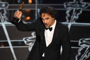 Alejandro González Iñárritu pide respeto para los mexicanos en Estados Unidos, al recoger el Oscar al mejor director por "Birdman"