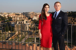 Bond, Jane Bond: Los servicios secretos británicos buscan mamás espías, ¿hará lo mismo el cine?