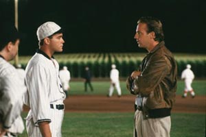 Kevin Costner juega al béisbol con sus hijos para celebrar los 25 años de "Campo de sueños"