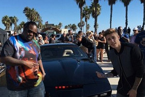 Justin Bieber se pasea con David Hasselhoff en "El coche fantástico"