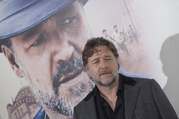 Russell Crowe sacia su sed de dirigir películas con "El maestro del agua"