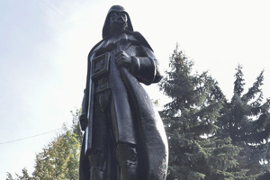 Ucrania recicla una estatua de Lenin convirtiéndole en Darth Vader, mientras la policía detiene... ¡a Chewbacca!